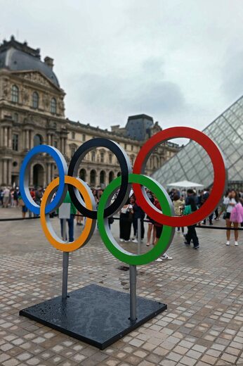 02 - Olympijské kruhy na nádvoří Louvre.jpg