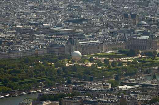 06 - Tuilerijské zahrady u Louvre s olympijským ohněm .jpg