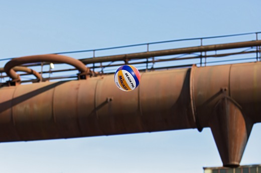 2_-_Ikonicke_spojeni_industrialu_a_plazoveho_volejbalu.jpg