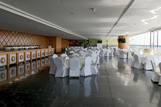 20 - jedna z restaurací na tribuně.jpg