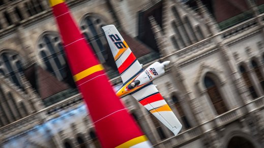 2016-07 - HUN, Budapešť - Juan Velarde - EDGE 540 V2 - foto Mart