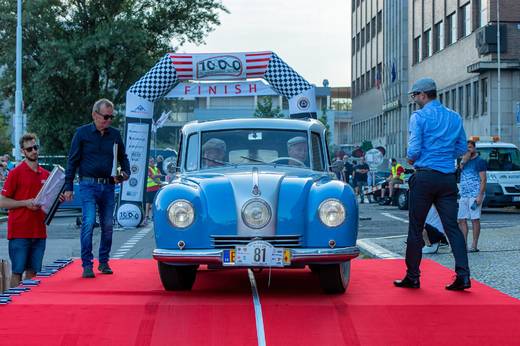 81. TATRA 87, 1949, 2568 ccm posádka J. Porázik.jpg