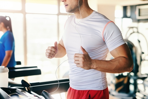close-up-sporty-caucasian-man-sportswear-running-treadmill-gym-e