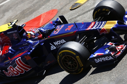 Daniil_Kvyat_Toro_Rosso_STR9_Renault.jpg