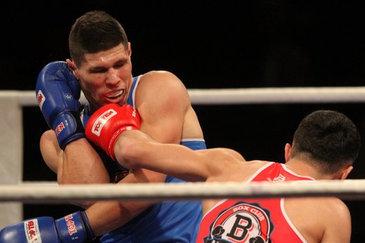 Dilshodbek Ruzmetov versus Andrei Aradoiae_foto Ondřej Cihla.jp