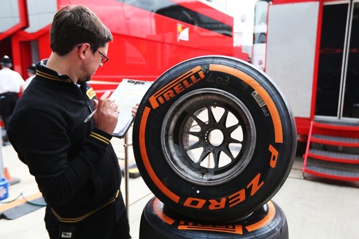 GBR_Sat_Pirelli_engineer_1336.jpg