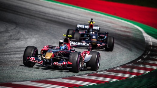 Gerstl (STR1) shadowed by Jackermeier (STR3) in F1 class - Credi
