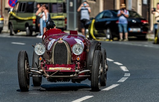 p ředitelka je i skvělou řidičkou svého Bugatti 35 Nostalgic.jpg
