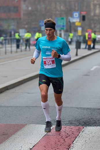 Vítěz půlmaratonu Lukáš Kočař na trati.jpg